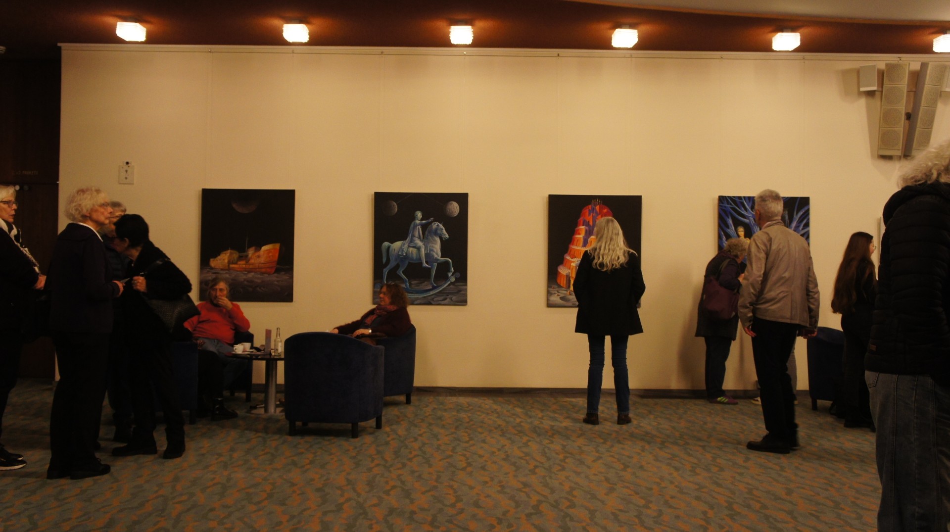 Besucher bei der Vernissage im Theaterfoyer