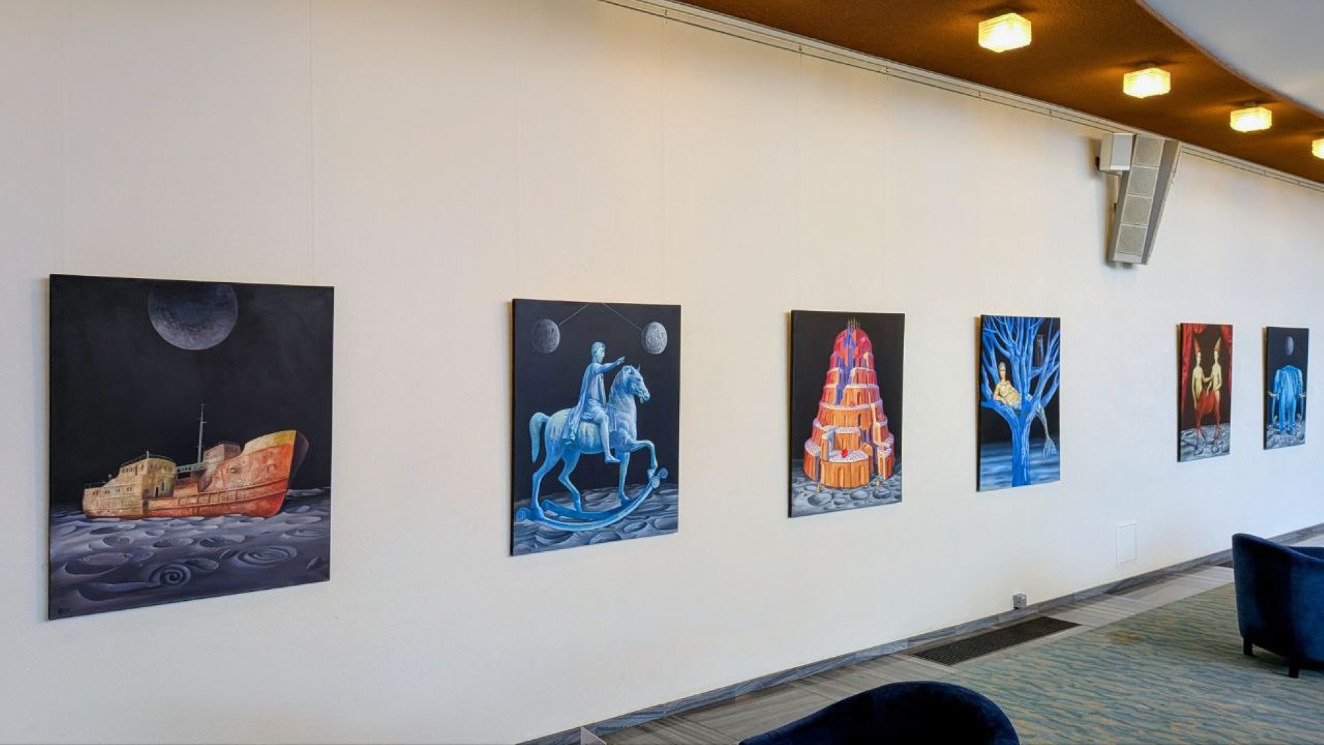 Bilderwand der Ausstellung im Foyer