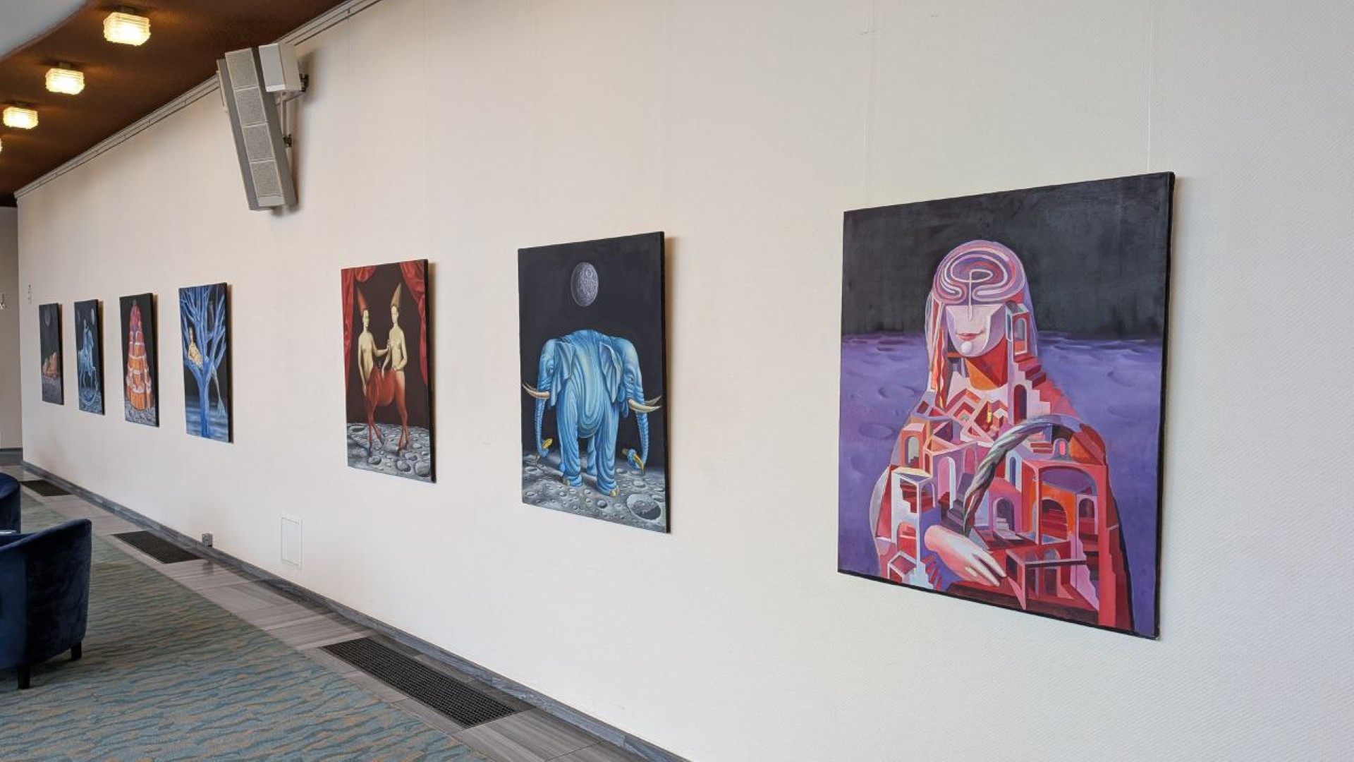 Bilder der Ausstellung an der Foyerwand