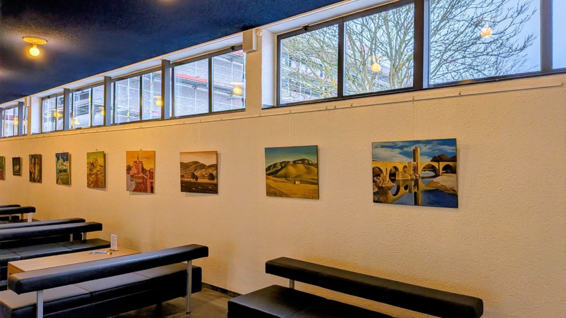 Bilder entlang der Fensterfront im Foyer
