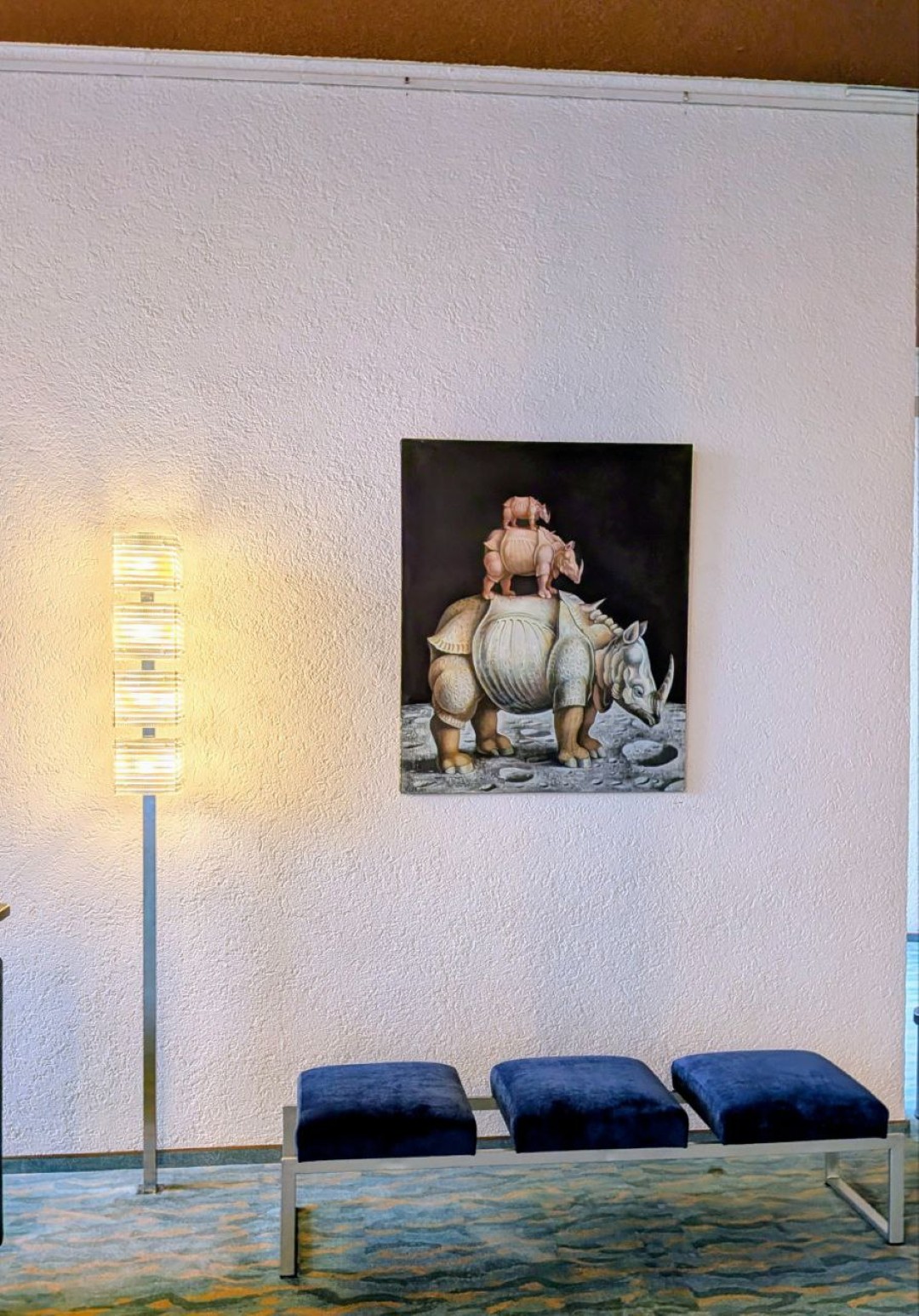 Einzelnes Bild an der Foyerwand