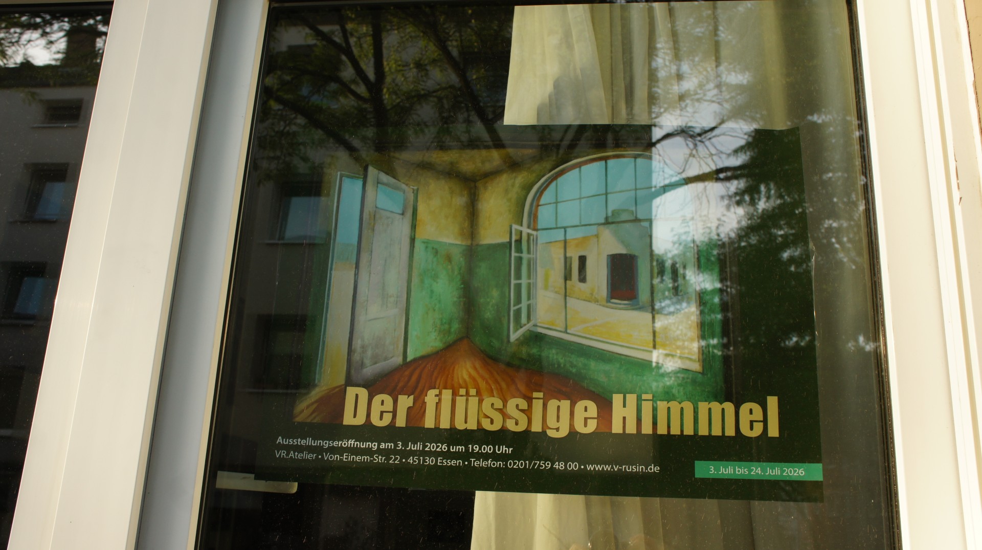 Ausstellungsplakat im Schaufenster des VR Ateliers