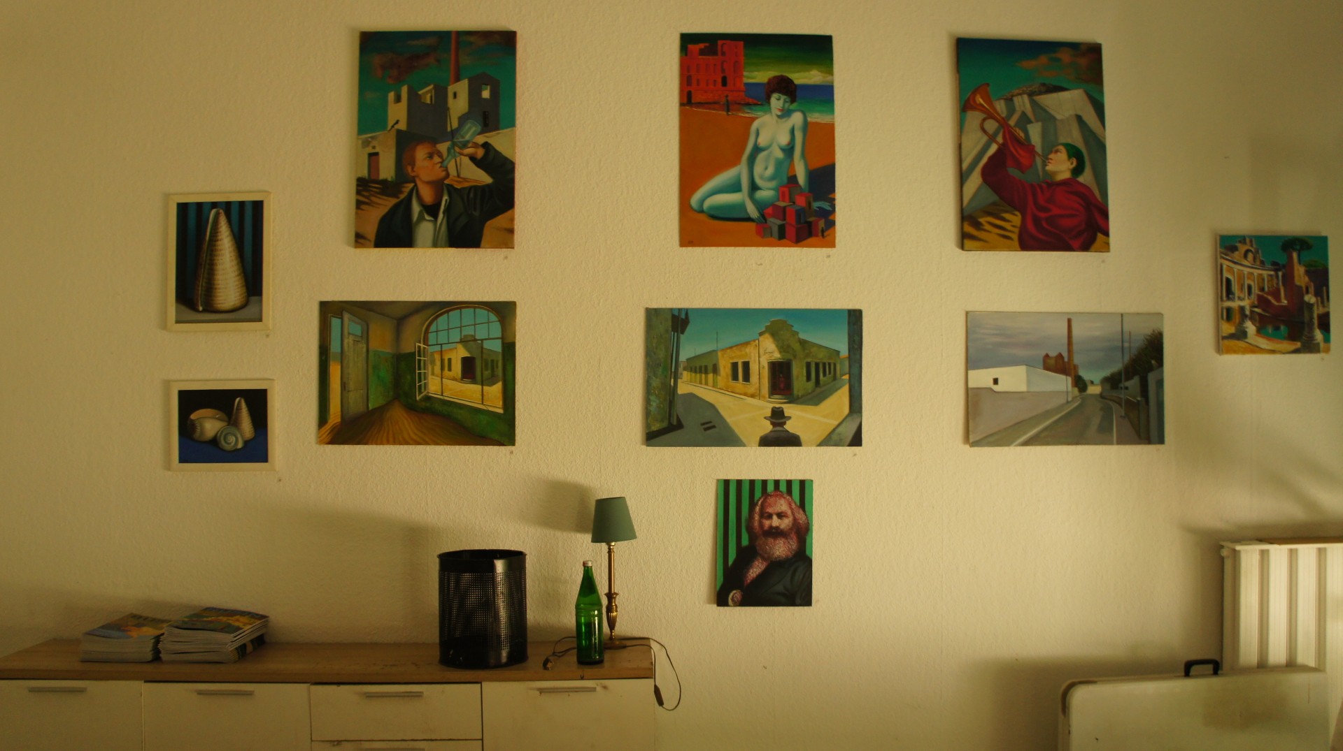 Bilderwand der Ausstellung bei Tageslicht