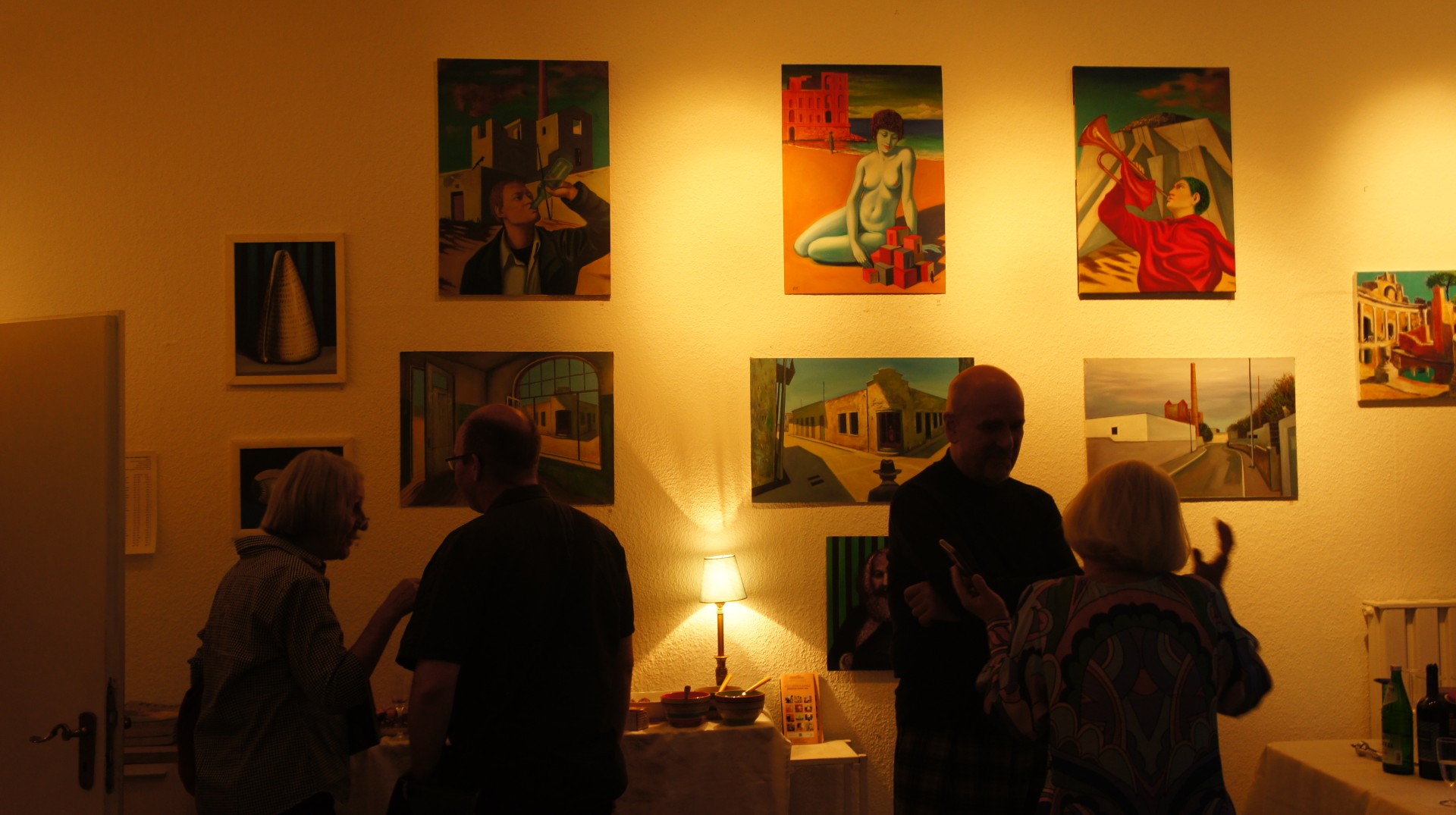 Besucher bei der Ausstellungseröffnung